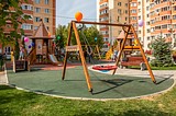 Андрей Иванов поручил поселениям завершить благоустройство дворов до 30 сентября