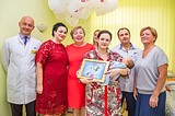 Лариса Лазутина поздравила маму 2-тысячного новорожденного в Одинцовском роддоме