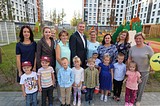 Андрей Иванов вместе с Ларисой Лазутиной и жителями осмотрел новый детский сад в Одинцово-1