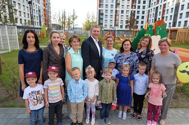 Андрей Иванов вместе с Ларисой Лазутиной и жителями осмотрел новый детский сад в Одинцово-1, Сентябрь