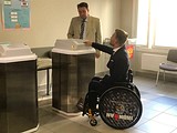 Известный спортсмен-колясочник Ярослав Святославский проголосовал на выборах губернатора Подмосковья в Одинцово