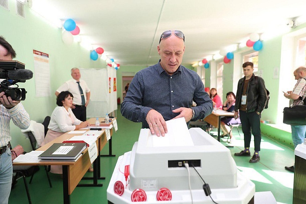 Певец Денис Майданов проголосовал на губернаторских выборах, Сентябрь