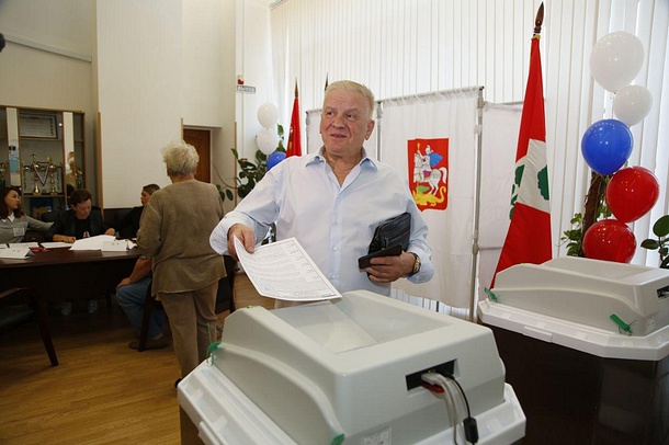 Оперный певец Александр Ворошило проголосовал в Барвихе, Сентябрь