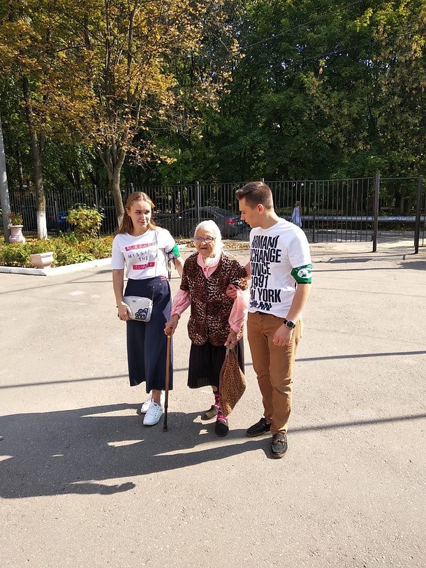 На избирательных участках Одинцовского района волонтеры помогают пожилым людям и маломобильным гражданам, Сентябрь