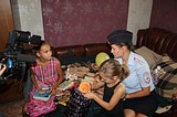 Полицейские МУ МВД России «Одинцовское» и общественник приняли участие в акции «Помоги пойти учиться»