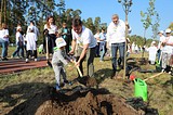 Глава Одинцовского района и губернатор Подмосковья высадили аллею лип вместе с учениками гимназии имени Е. М. Примакова