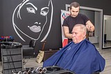 Одинцовские сторонники «Единой России» организовали для ветеранов бесплатное посещение парикмахерских