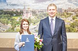 Глава Одинцовского района Андрей Иванов вручил Снежане Снетковой, числившейся в реестре детей-сирот муниципалитета, ключи от ее новой квартиры