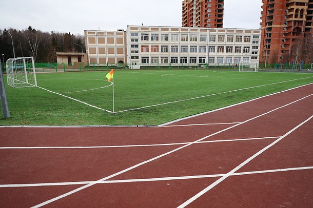 Футбольное поле с искусственным покрытием площадью 800 квадратных метров обустроили для школьников поселка Горки-10, Ноябрь