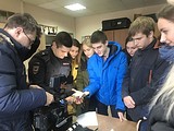 Сотрудники полиции МУ МВД России «Одинцовское» во взаимодействии с членом Общественного совета Львом Минасовым встретились со старшеклассниками Голицынской средней общеобразовательной школы №2