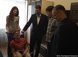 Партийцы «Единой России» Александр Коган и Виктор Неволин вручили подростку с ДЦП новую коляску