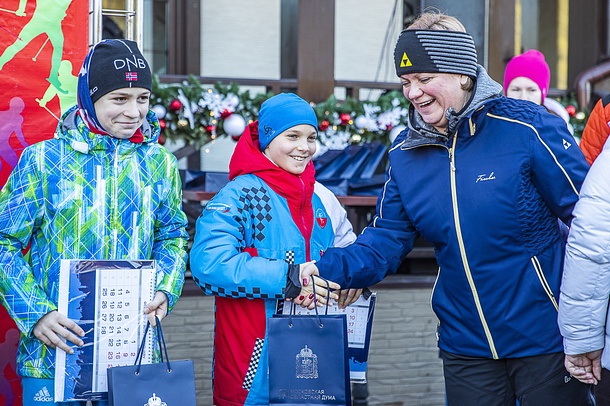 Лариса Лазутина награждает победителей, Кубок Московской области по лыжным гонкам прошел в Одинцовском парке культуры, спорта и отдыха