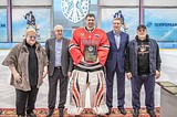 23 февраля, в Ледовом дворце «Армада» прошли заключительные матчи 13-го хоккейного VIP-турнира «Кубок Вызова». Глава Одинцовского района Андрей Иванов принял участие в церемонии награждении и поделился впечатлениями о прошедшем турнире
