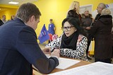 Советник губернатора региона Марина Юденич посетила избирательный участок в Горках-10