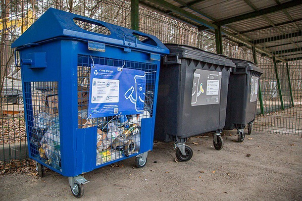 В Одинцовском районе продолжается реализация программы по раздельному сбору мусора. На территории муниципалитета уже установлено более 780 баков двух цветов — синего и серого, Март