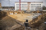 Стройплощадку нового корпуса ЦРБ посетили глава Одинцовского района Андрей Иванов и первый зампред Мособлдумы Лариса Лазутина