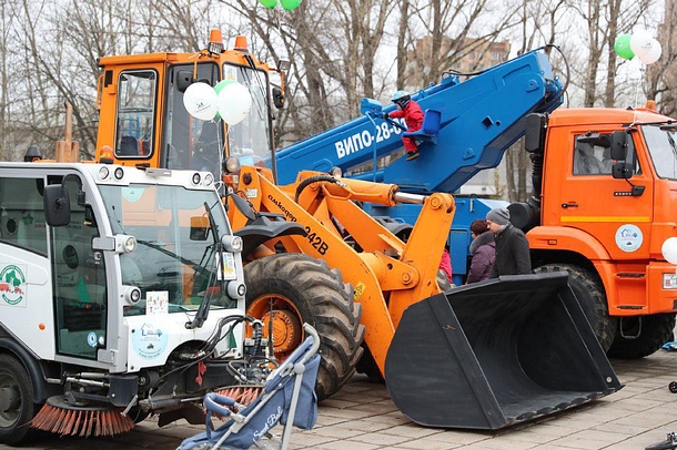 Андрей Иванов дал старт весеннему параду коммунальной техники, Андрей Иванов дал старт весеннему параду коммунальной техники