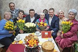 Секретарь местного отделения «Единой России», глава Одинцовского района Андрей Иванов лично поздравил с 95-летием жительницу города Голицыно Нину Смирнову