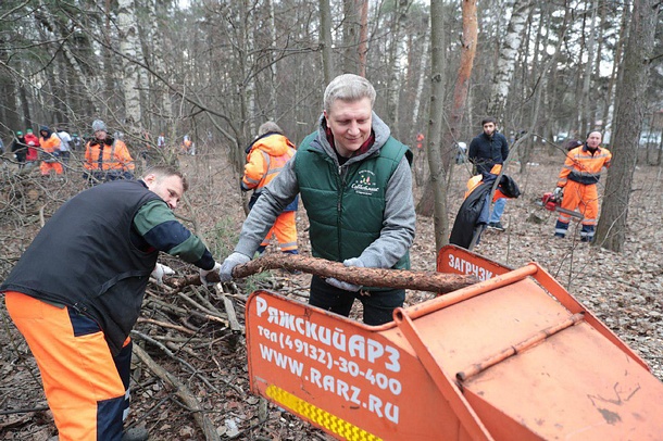 Андрей Иванов вместе с жителями привел в порядок Глазынинский лес, Андрей Иванов вместе с жителями привел в порядок Глазынинский лес