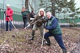 Андрей Иванов вместе с учениками Перхушковской школы приняли участие в субботнике, к приведению в порядок территории присоединилась и депутат государственной думы Оксана Пушкина