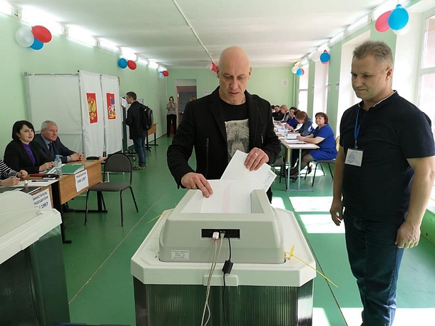 Заслуженный артист Российской Федерации Денис Майданов проголосовал на избирательном участке №1997 в гимназии №14 города Одинцово, Апрель