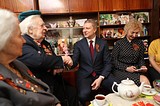 Андрей Иванов поздравил с Днем Победы супругов-ветеранов Михеевых в Звенигороде