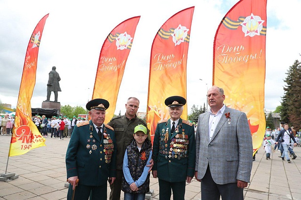 Александр Головашкин посадил в Одинцово сирень в честь Дня Победы, Май