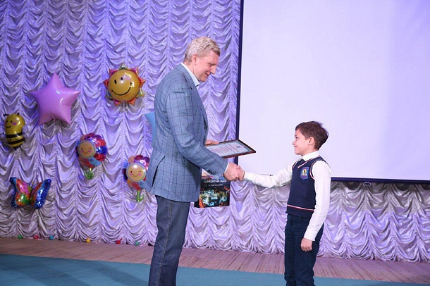 Андрей Иванов наградил победителей районного конкурса «Пасхальный свет и радость», Май