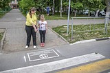 Фото: «Отвлекись от телефона»: в Одинцово вблизи школ наносят предупреждающие надписи
