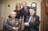 Лариса Лазутина поздравила с Днем Победы супружескую пару — ветеранов войны и труда, жителей Звенигорода