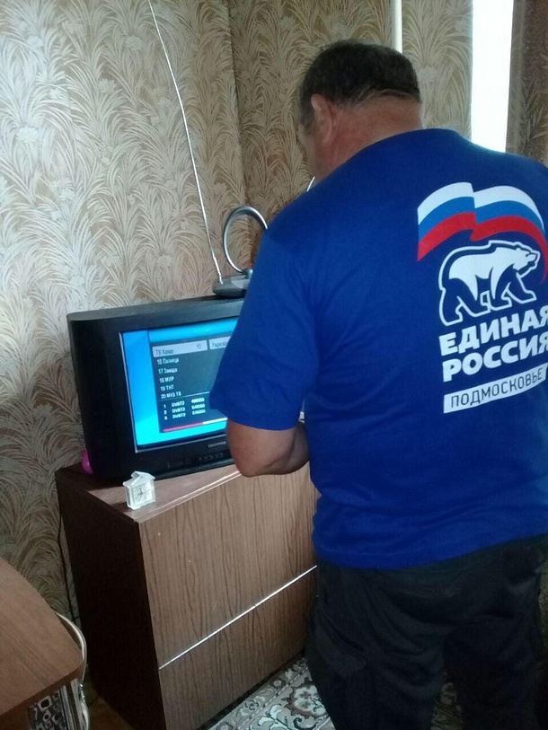 Помощь волонтеров партии в рамках программы «Цифровое ТВ» продолжается, Единая Россия