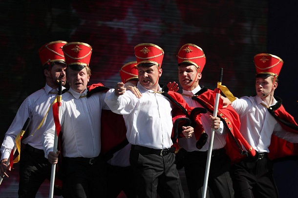 Более 3500 тысяч человек приняли участие в Пушкинском карнавале в усадьбе Захарово, Более 3500 тысяч человек приняли участие в Пушкинском карнавале в усадьбе Захарово