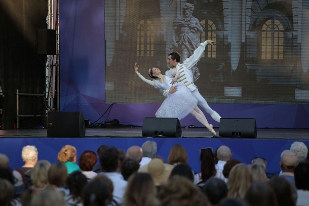 Более 3500 тысяч человек приняли участие в Пушкинском карнавале в усадьбе Захарово, Более 3500 тысяч человек приняли участие в Пушкинском карнавале в усадьбе Захарово