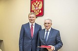 На совете депутатов вручили последнюю в истории медаль «За доблестный труд на благо Одинцовского района», более известную как «медаль Чистяковой». Глава округа Андрей Иванов лично наградил Виктора Григорьевича