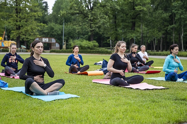 Порядка 350 человек приняли участие в фестивале йоги в Одинцовском парке культуры, спорта и отдыха, Порядка 350 человек приняли участие в фестивале йоги в Одинцовском парке культуры, спорта и отдыха