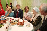 Андрей Иванов и Оксана Пушкина поздравили юбиляров семейной жизни из Звенигорода