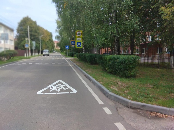 Около образовательных учреждений Звенигорода к 1 сентября нанесли разметку и установили дорожные знаки, Август