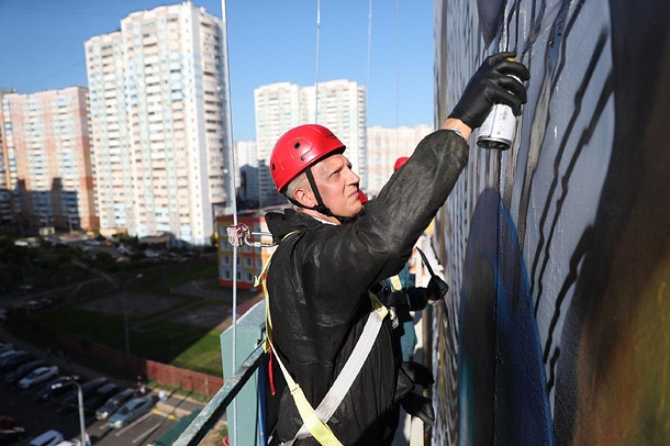 Андрей Иванов принял участие в создании одного из граффити фестиваля «Urban Morphogenesis», Август