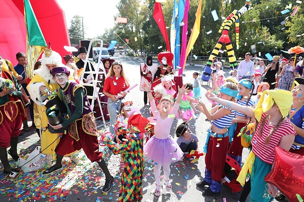 Более 1000 человек приняли участие в семейном карнавальном шествии в Одинцово, Август