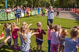 Лариса Лазутина провела разминку для самых юных участников Арбузного кросса