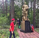У мемориала «Бронзовый солдат» в Звенигороде прошёл субботник