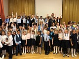 Партийцы вручили одинцовским школьникам более 300 светоотражающих элементов