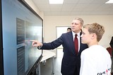 Андрей Иванов посетил образовательный центр «Точка роста» в Горках-10