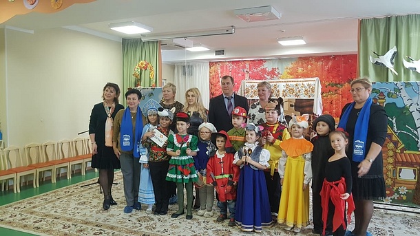 Сторонники партии организовали показ спектакля для воспитанников детского сада №16 в Юдино, Октябрь
