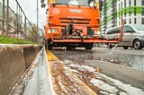 Одинцовские дороги помыли перед началом зимнего сезона