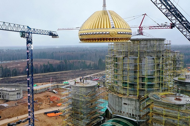 Первый из шести куполов установлен на главный храм Вооруженных сил России в парке «Патриот», Ноябрь