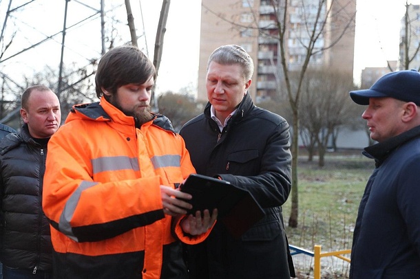 Андрей Иванов проверил качество благоустройства двора по улице Советская в Голицыно, Декабрь