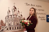Андрей Иванов поздравил победительницу художественного конкурса «Парадный вход»
