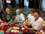 Одинцовские пенсионеры приняли участие в мастер-классе «Варежки от бабушки»