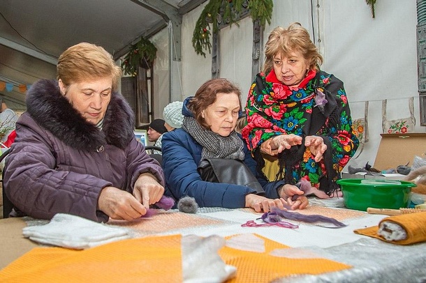 Участники проекта «Активное долголетие» посетили новогодний фестиваль «Подмосковный умелец», Декабрь